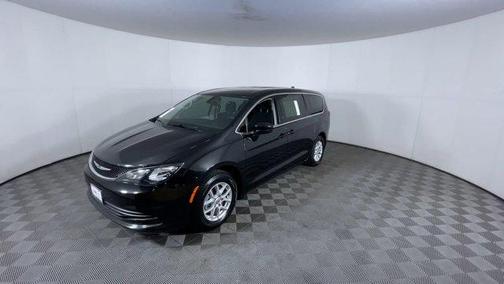 Brilliant Black Crystal Pearlcoat 2017 Chrysler Pacifica Touring