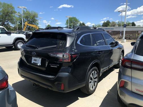 Crystal Black Silica 2022 Subaru Outback Premium