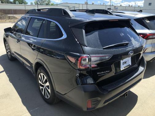 Crystal Black Silica 2022 Subaru Outback Premium