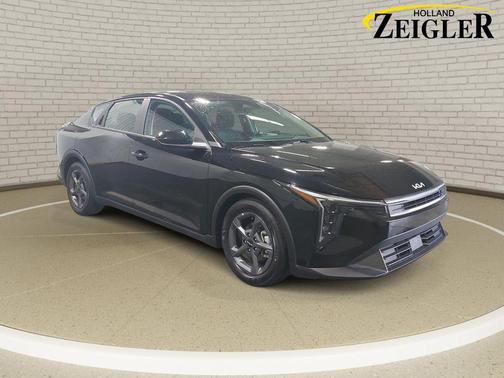 Aurora Black Pearl 2025 Kia K4 LXS