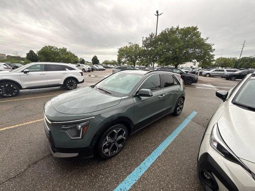Cityscape Green 2023 Kia Niro Touring