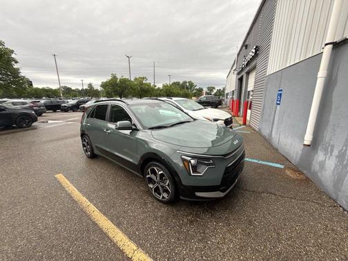Cityscape Green 2023 Kia Niro Touring