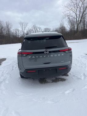 2025 Nissan Pathfinder SV