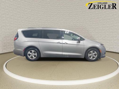 Billet Silver Metallic Clearcoat 2017 Chrysler Pacifica Touring-L