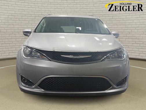 Billet Silver Metallic Clearcoat 2017 Chrysler Pacifica Touring-L
