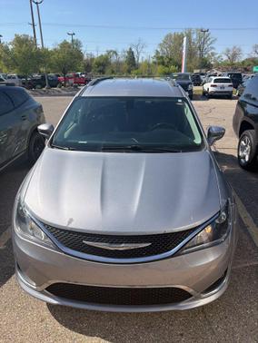 Billet Silver Metallic Clearcoat 2017 Chrysler Pacifica Touring-L