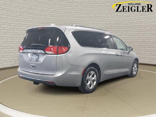 Billet Silver Metallic Clearcoat 2017 Chrysler Pacifica Touring-L