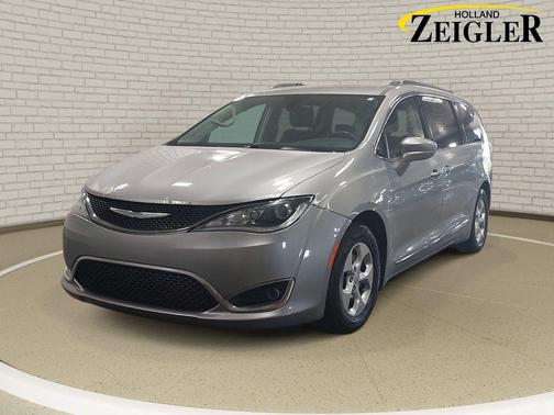 Billet Silver Metallic Clearcoat 2017 Chrysler Pacifica Touring-L