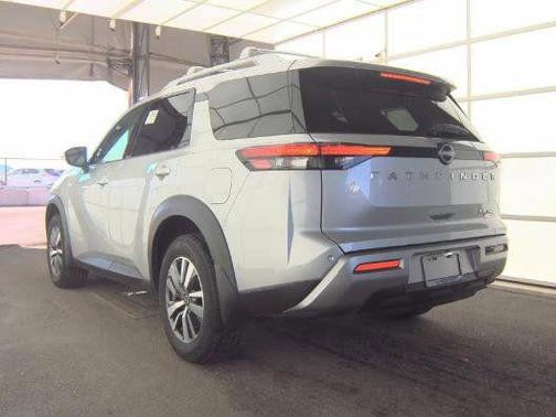 Brilliant Silver Metallic 2024 Nissan Pathfinder SL 4WD