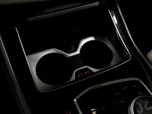 Mineral White Metallic 2024 BMW X7 xDrive40i