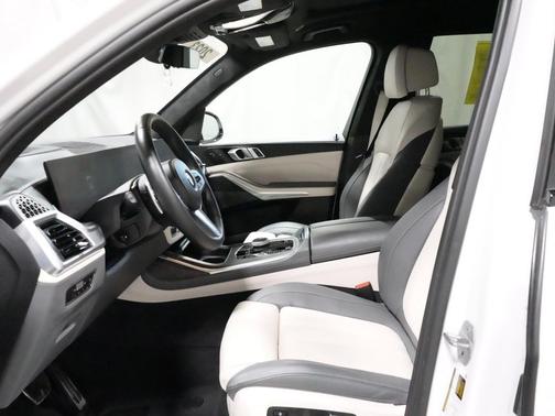 Mineral White Metallic 2023 BMW X7 xDrive40i