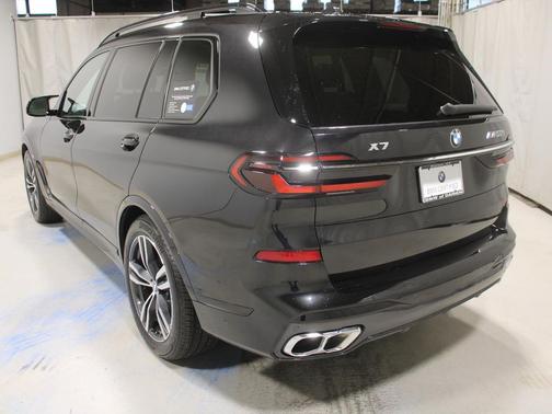 2023 BMW X7 M60i