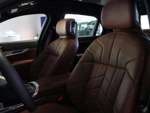 Mineral White Metallic 2025 BMW i7 eDrive50