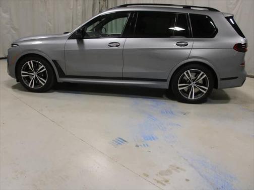 2023 BMW X7 M60i