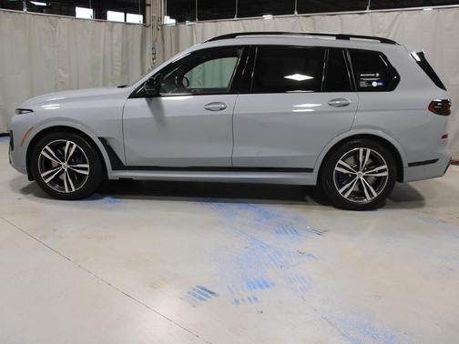 2023 BMW X7 M60i
