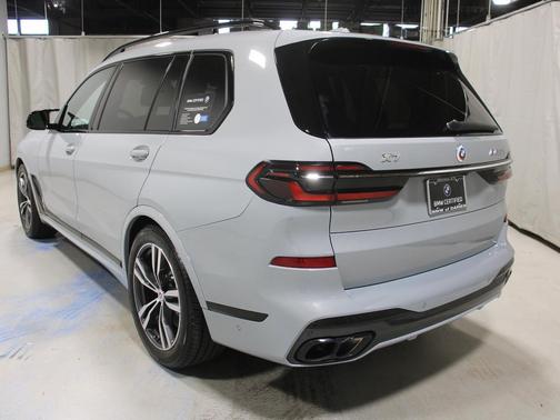 2023 BMW X7 M60i