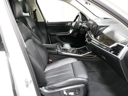 Mineral White Metallic 2023 BMW X7 xDrive40i