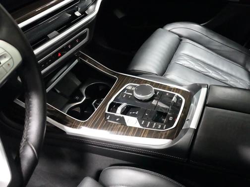 Mineral White Metallic 2023 BMW X7 xDrive40i