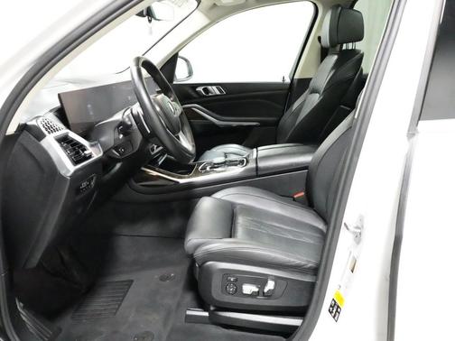 Mineral White Metallic 2023 BMW X7 xDrive40i