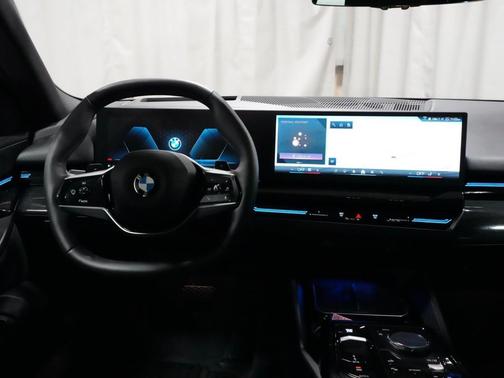 Mineral White Metallic 2025 BMW 530 xDrive