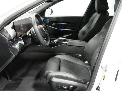 Mineral White Metallic 2025 BMW 530 xDrive