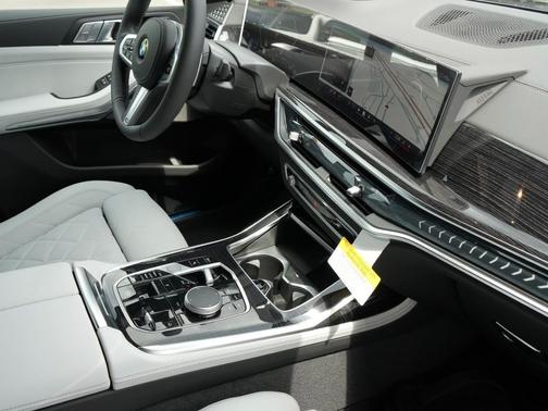 Manhattan Green Metallic 2027 BMW X7 xDrive40i