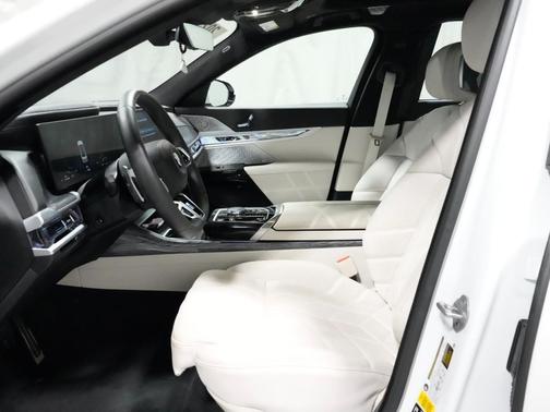 Mineral White Metallic 2023 BMW 760 i xDrive