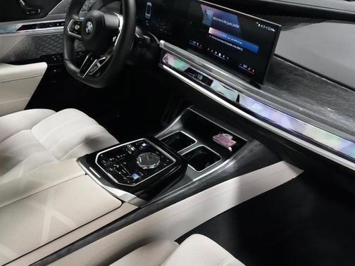 Mineral White Metallic 2023 BMW 760 i xDrive