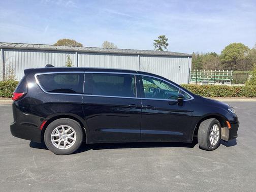 Diamond Black Crystal Pearlcoat 2024 Chrysler Pacifica Touring L