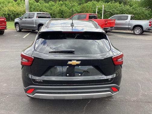 Mosaic Black Metallic 2026 Chevrolet Trax LT
