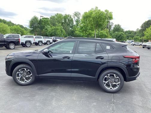 Mosaic Black Metallic 2026 Chevrolet Trax LT