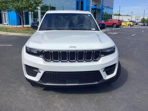 Bright White Clearcoat 2025 Jeep Grand Cherokee Laredo