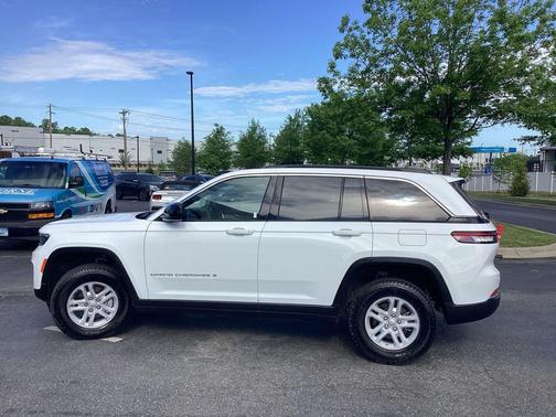 Bright White Clearcoat 2025 Jeep Grand Cherokee Laredo