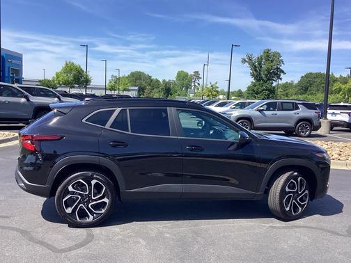 Mosaic Black Metallic 2026 Chevrolet Trax FWD 2RS