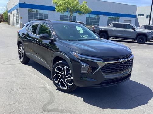 Mosaic Black Metallic 2026 Chevrolet Trax FWD 2RS