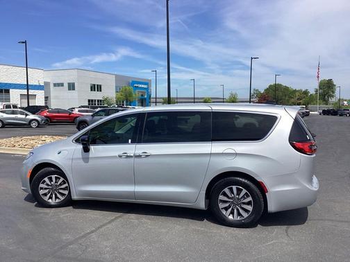 Silver Mist Clearcoat 2024 Chrysler Pacifica Hybrid Select