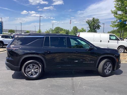 Mosaic Black Metallic 2024 Chevrolet Traverse LT