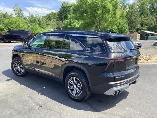 Mosaic Black Metallic 2024 Chevrolet Traverse LT