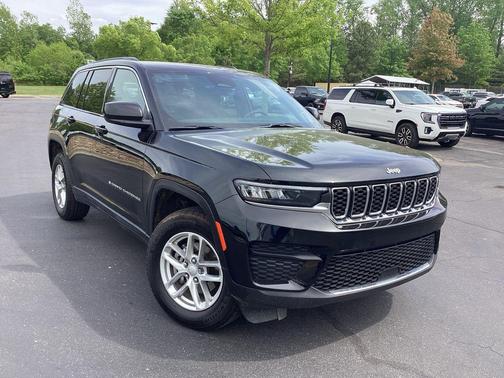 Diamond Black Crystal Pearlcoat 2025 Jeep Grand Cherokee Laredo