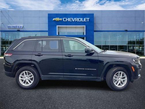 Diamond Black Crystal Pearlcoat 2025 Jeep Grand Cherokee Laredo