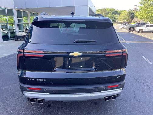 Mosaic Black Metallic 2024 Chevrolet Traverse LT