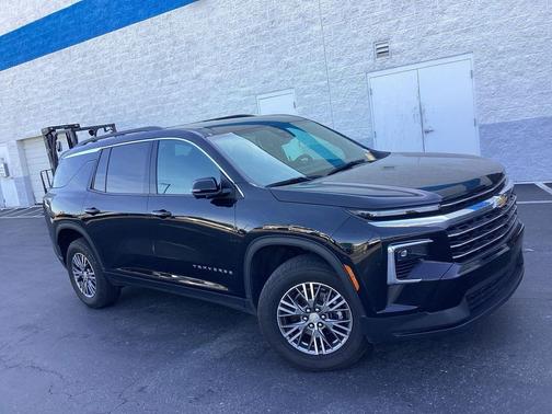 Mosaic Black Metallic 2024 Chevrolet Traverse LT