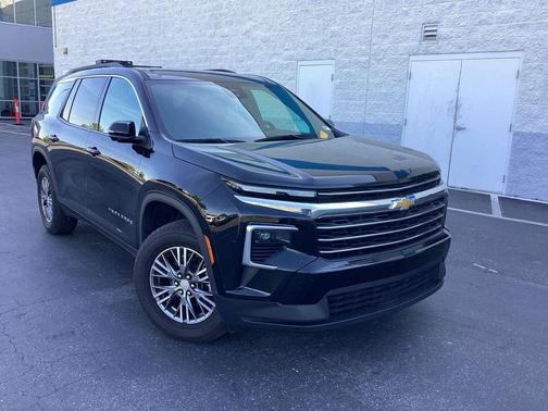 Mosaic Black Metallic 2024 Chevrolet Traverse LT