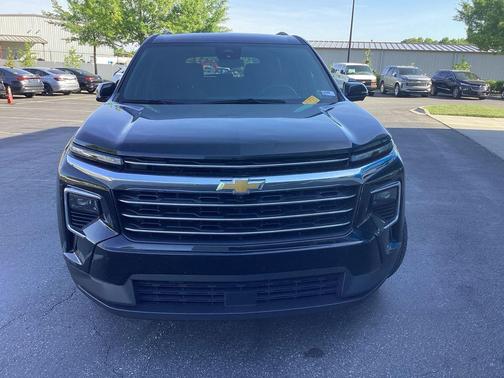 Mosaic Black Metallic 2024 Chevrolet Traverse LT