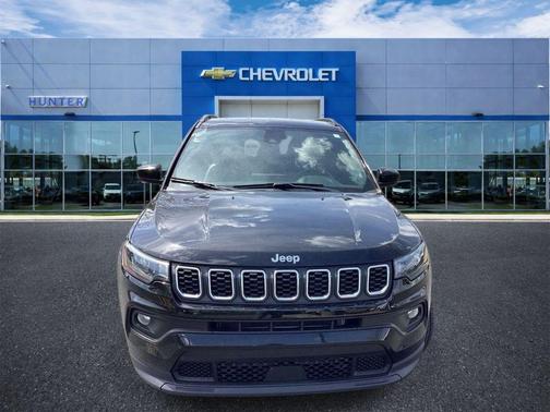 Diamond Black Crystal Pearlcoat 2024 Jeep Compass Latitude