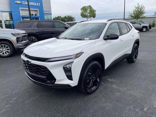Summit White 2026 Chevrolet Trax FWD ACTIV