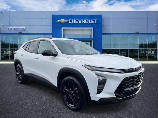 Summit White 2026 Chevrolet Trax FWD ACTIV