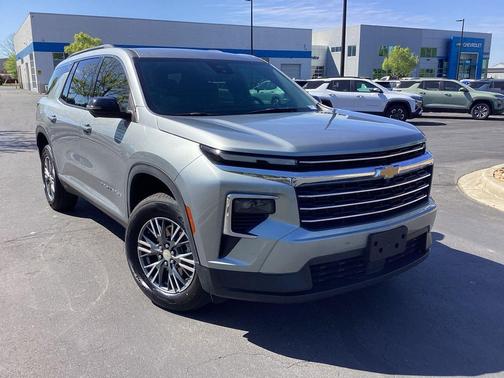 Sterling Gray Metallic 2024 Chevrolet Traverse LT