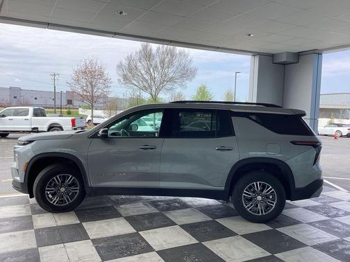 Sterling Gray Metallic 2024 Chevrolet Traverse LT