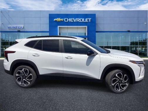 Summit White 2026 Chevrolet Trax FWD 2RS